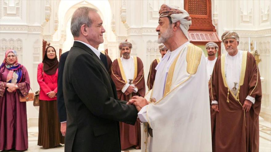 Presidente iraní, Masud Pezeshkian (izda .), y el sultán de Omán, Haitham bin Tariq Al Said.