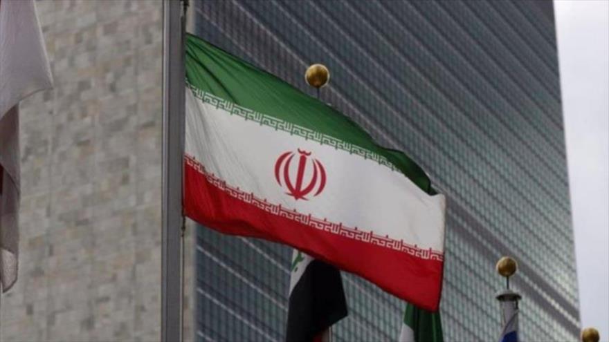 La bandera de Irán ondea delante del edificio de la sede de la Organización de las Naciones Unidas.