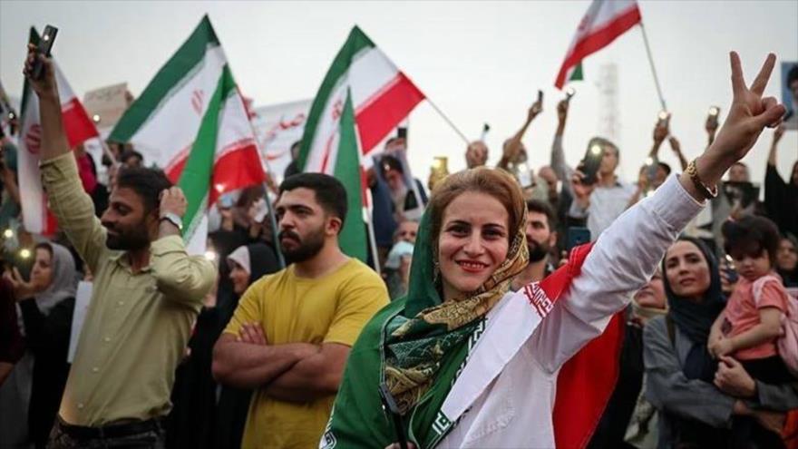 Ciudadanos iraníes expresan su apoyo a las Fuerzas Armadas en una concentración en Teherán, 24 de junio de 2025.