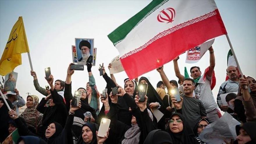 Ciudadanos iraníes durante ua concentración para expresar su apoyo a las Fuerzas Aramas de Irán, Teherán, 24 de junio de 2025.