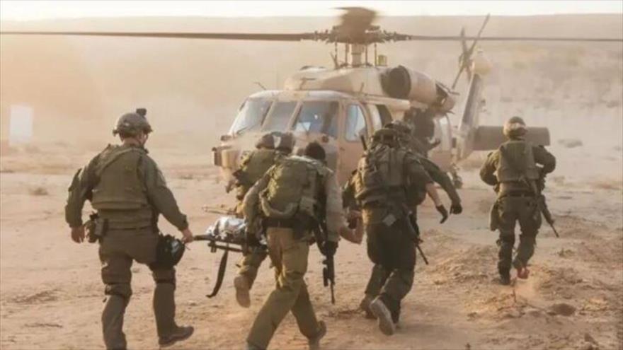 Fuerzas israelíes trasladan a sus heridos a un helicóptero militar durante una operación en la Franja de Gaza.