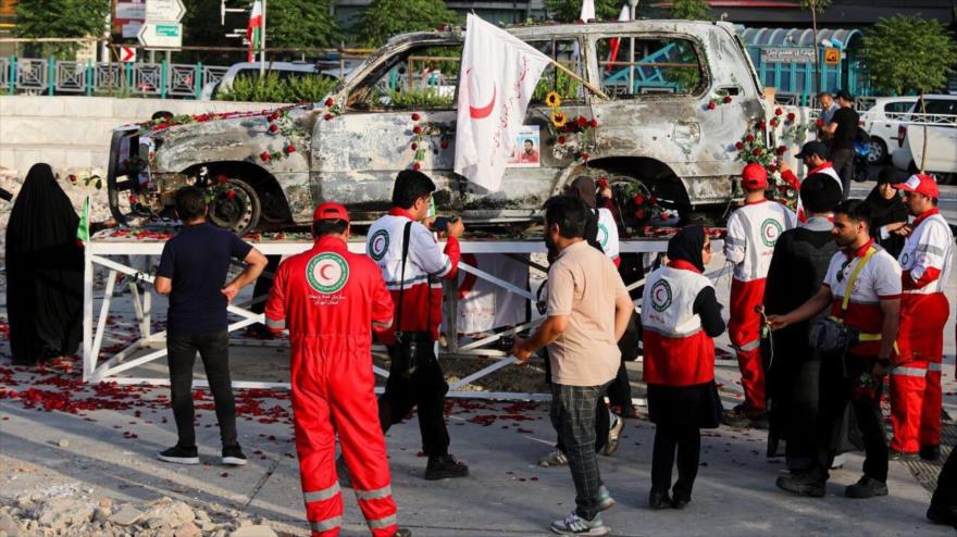 La foto muestra ambulancia que fue atacada por Israel, en el que murieron cuatro trabajadores de salud iraníes.
