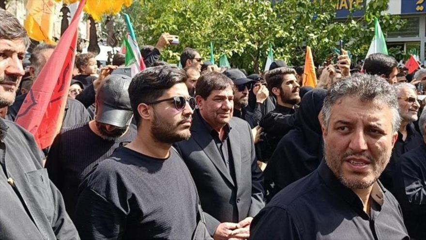 Mohamad Mojber, consejero del Líder de la Revolución Islámica de Irán (C), asiste al funeral de los mártires de la agresión israelí en Teherán, 28 de junio de 2025.