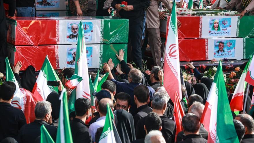 El funeral de los altos comandantes y científicos iraníes asesinados en la agresión israelí en Teherán, 28 de junio de 2025.
