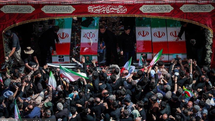 Los iraníes participan en el funeral de los mártires de la agresión israelí en Teherán, 28 de junio de 2025.