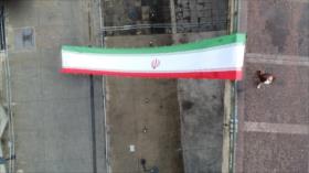 Activistas cuelgan bandera iraní en puerto de São Paulo en apoyo a Irán
