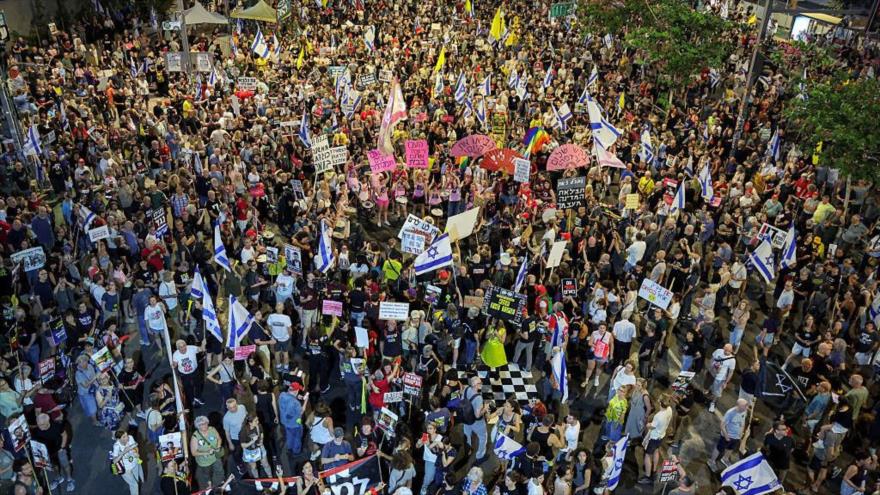 Los manifestantes israelíes corean consignas en contra del premier israelí, Benjamín Netanyahu, 28 de julio de 2025.