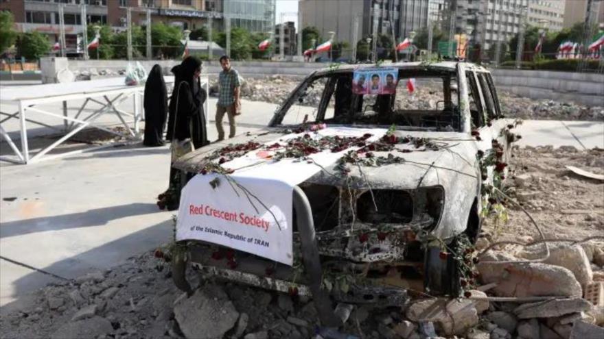 Una ambulancia de la Media Luna Roja iraní atacada por Israel se exhibe en una plaza central de Teherán, capital de Irán.