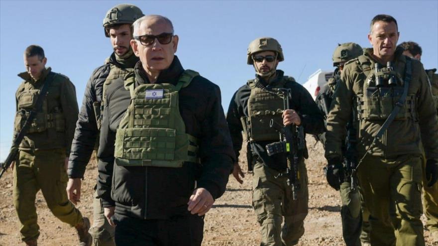 El primer ministro israelí, Benjamín Netanyahu (izda.), visita a las fuerzas israelíes en una zona de contención dentro de Siria, 17 de diciembre de 2024. (Foto: AP)