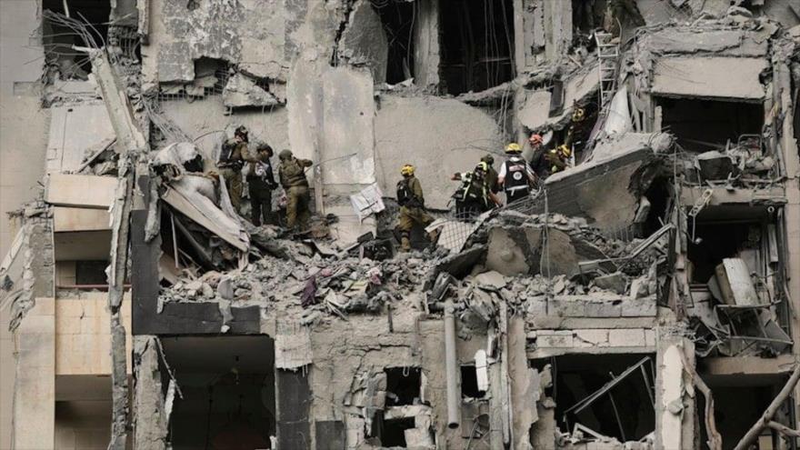 Los soldados y equipos de rescate israelíes entre los escombros de edificios destruidos por un ataque con misiles iraníes, en la ocupada Bir al-Sabe, el 24 de junio de 2025. (Foto: AP)