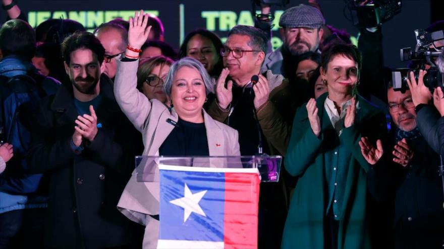 La candidata Jeannette Jara festeja su triunfo este domingo, en Santiago, Chile, 29 de junio de 2025. (Foto: EFE)
