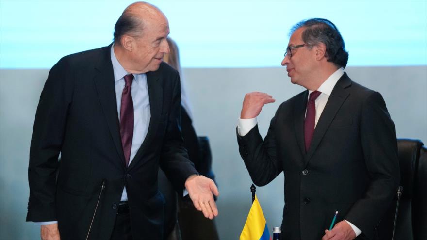 Álvaro Leyva y Gustavo Petro, en Bogotá, Colombia, 25 de abril de 2023.