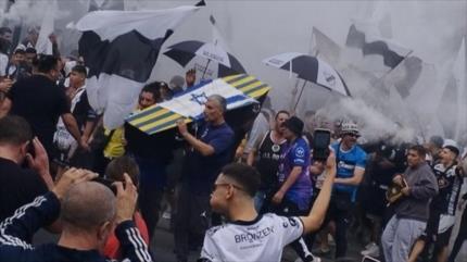 Exhiben un ataúd con la bandera de Israel en estadio de Argentina