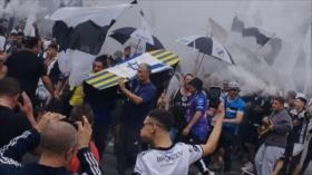 Exhiben un ataúd con la bandera de Israel en estadio de Argentina