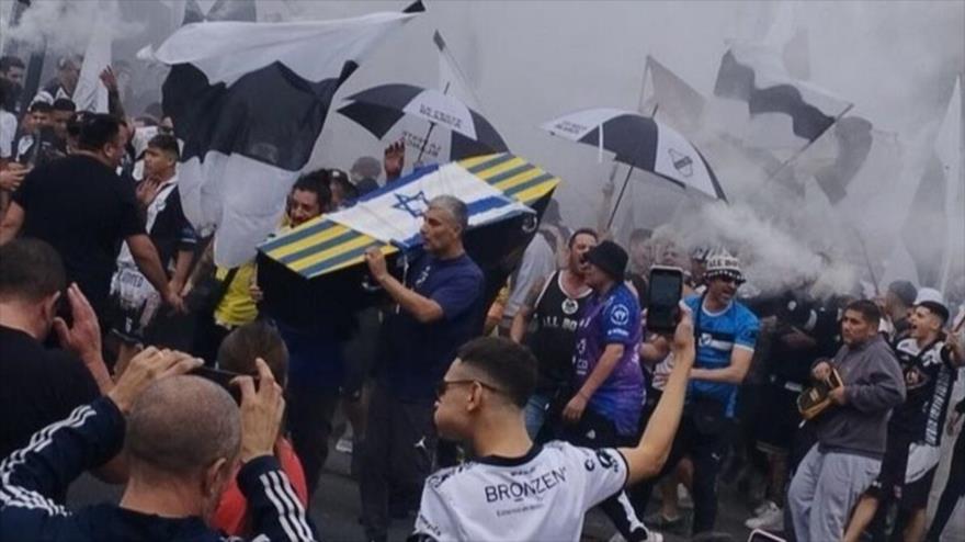 Hinchas llevaron un ataúd con la bandera de Israel al partido fútbol en Argentina, 29 de junio de 2025.