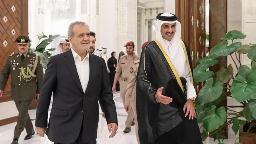 El emir de Catar, el sheij Tamim bin Hamad al-Thani (dcha.), se reúne con el presidente de Irán, Masud Pezeshkian, en Doha, Catar, 2 de octubre de 2024. (Foto: Reuters)