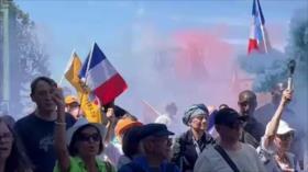 Franceses desgarran la bandera de la OTAN y exigen salida de la alianza