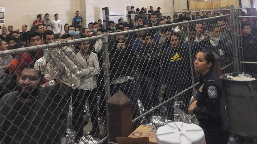 Migrantes bajo custodia de ICE o CBP en centros de detención de EE. UU. en condiciones como rejas, hacinamiento y frialdad en los “ice boxes” o celdas muy frías. (Foto: AP)