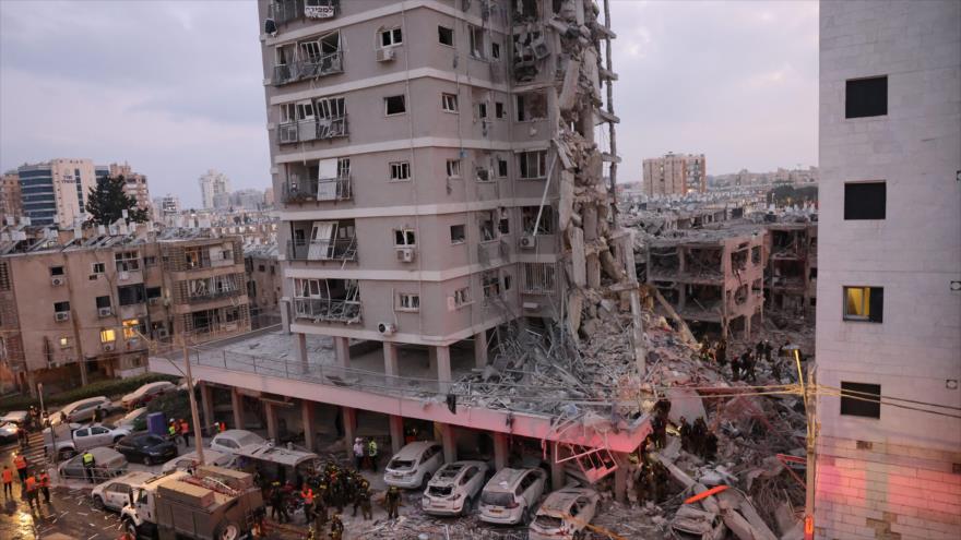 Edificios dañados tras un ataque con misiles iraníes en Bat Yam, en los territorios ocupados palestinos, 15 de junio de 2025. (Foto: Reuters)