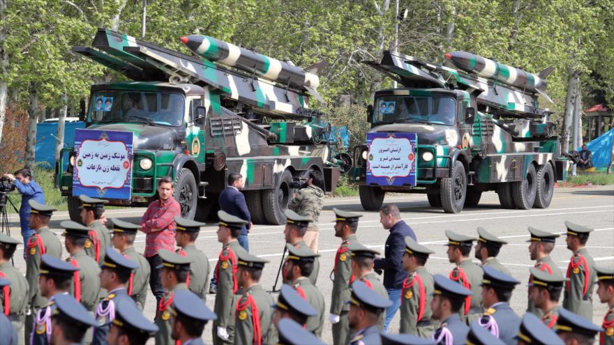Caminos militares iraníes equipados con misiles Nazeat.