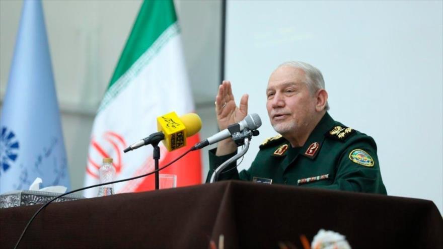 El general de división Yahya Rahim Safavi, asesor militar del Líder de la Revolución Islámica, habla durante un acto.