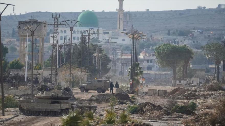 Vehículos blindados del ejército israelí bloquean una carretera que conduce a la ciudad de Quneitra, Siria, 5 de enero de 2025. (Foto: AP)