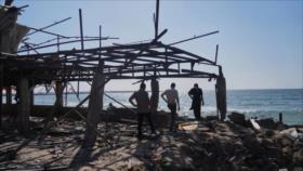 Secuelas del bombardeo israelí contra un café en la costa de Gaza