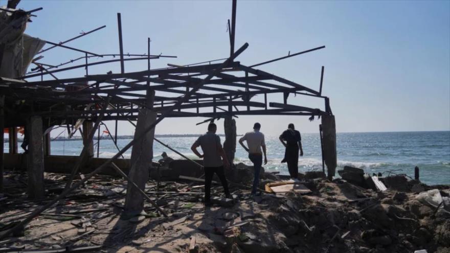 Secuelas del bombardeo israelí contra un café en la costa de Gaza