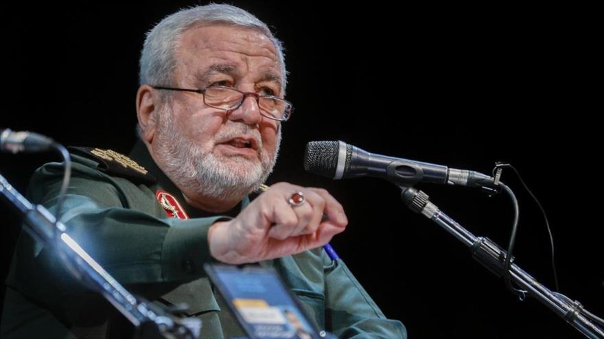El general de brigada Ebrahim Yabari, asesor principal del comandante en jefe del Cuerpo de Guardianes de Irán, habla durante un acto, 2 de julio de 2025.