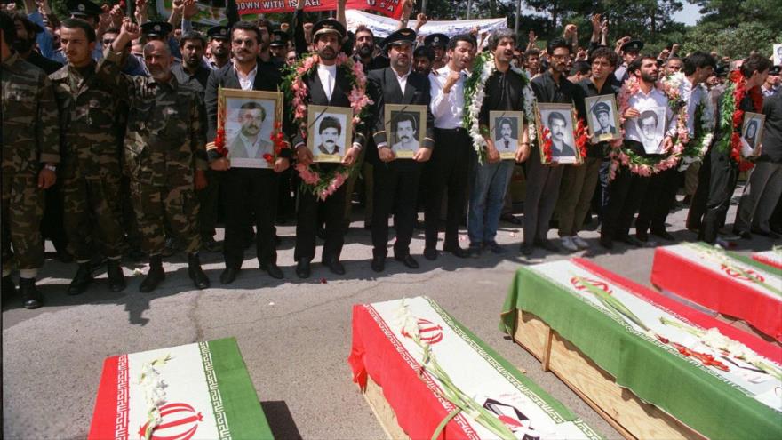 Funeral de las víctimas del avión de pasajeros de Iran Air derribado sobre el Golfo Pérsico por la Marina de EE.UU., en Teherán, 7 de julio de 1988.