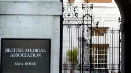 Miembros de Asociación Médica Británica piden cortar lazos con Israel