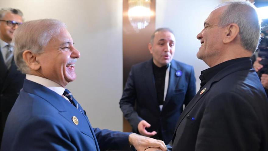 El premier pakistaní, Shehbaz Sharif (izda.), y el presidente de Irán, Masud Pezeshkian, en Jankandi, Azerbaiyán, 4 de julio de 2025.