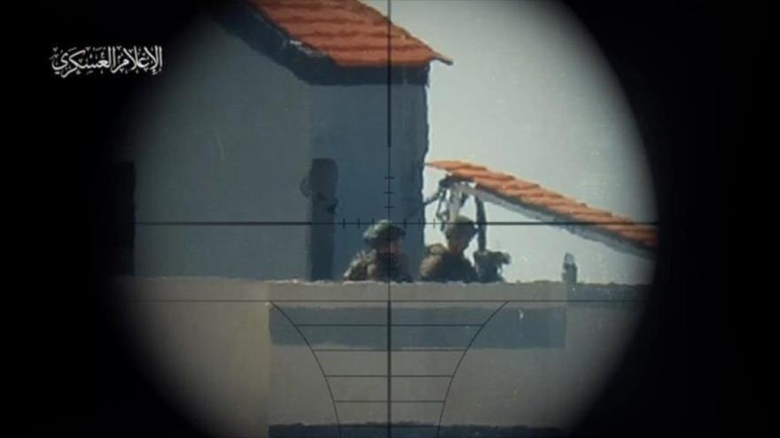 Los combatientes palestinos apuntan a las fuerzas israelíes en la Franja de Gaza.