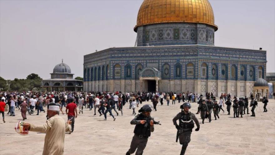 La foto muestra soldados israelíes y fieles palestinos se enfrentan en el recinto de la mezquita Al-Aqsa en Al-Quds. (Foto: Getty Images)