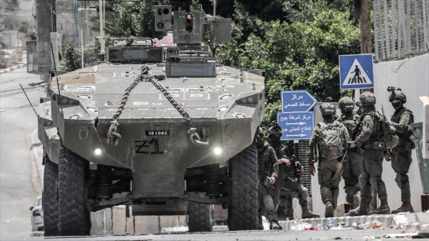 Vehículos blindados y soldados israelíes rodean la ciudad de Jaba, durante una operación militar, Cisjordania, 17 de junio de 2025.