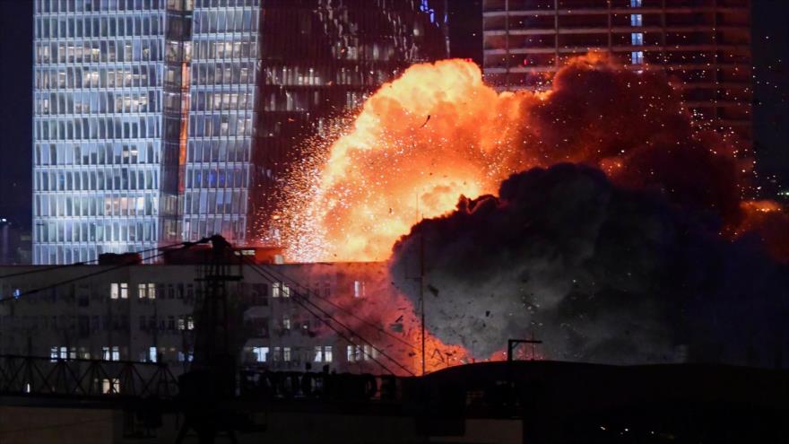 Explosión registrada tras un ataque con misiles de Irán en Tel Aviv, 13 de junio de 2025.