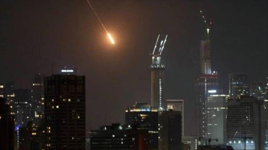 Un misil iraní surca el cielo nocturno antes de aplastar el blanco israelí en Tel Aviv. (Foto: AP)