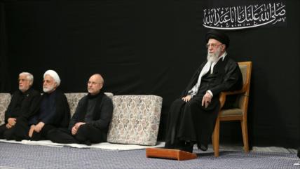 Líder asiste a la ceremonia del aniversario del martirio del Imam Husein (P)