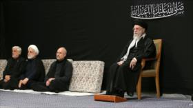 Líder asiste a la ceremonia del aniversario del martirio del Imam Husein (P)