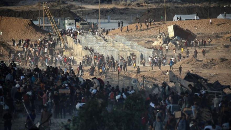 Los palestinos se han congregado alrededor de un centro de GHF en Gaza para recibir ayudas humanitarias. 
