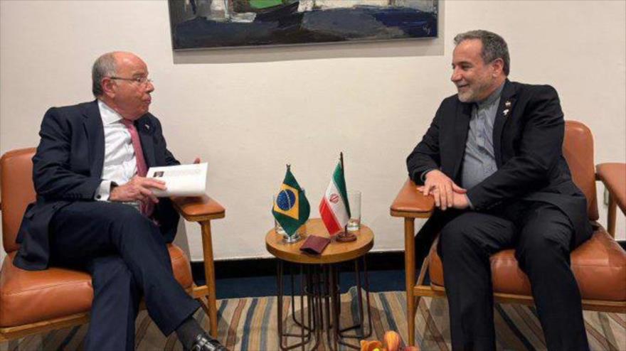 El canciller iraní, Seyed Abás Araqchi (dcha.) y su par brasileño, Mauro Vieira, al margen de la cumbre de BRICS, 6 de julio de 2025.