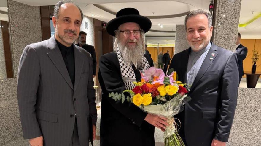 El rabino antisionista Yisroel Dovid Weiss y el ministro de Exteriores de Irán, Abás Araqchi, se reúnen en el marco de BRICS en Brasil, 6 de julio de 2025.
