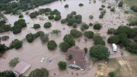 Inundaciones en Texas dejan víctimas tras el desbordamiento de un río