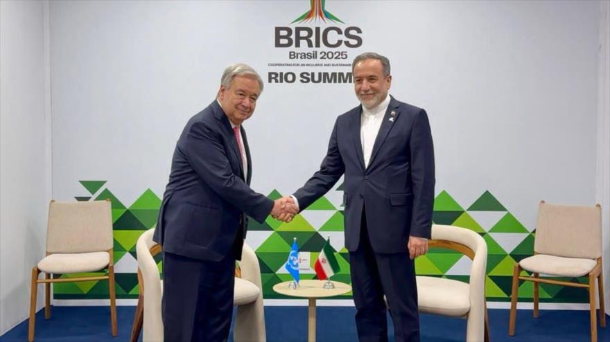 El canciller iraní, Seyed Abás Araqchi (dcha.), reunido con el jefe de la ONU, António Guterres, en Río de Janeiro (Brasil), 7 de julio de 2025.
