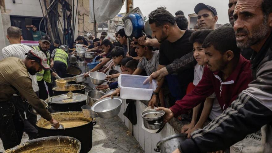 Palestinos esperando para recibir comida en el campo de Yabalia, al norte de la Franja de Gaza.
