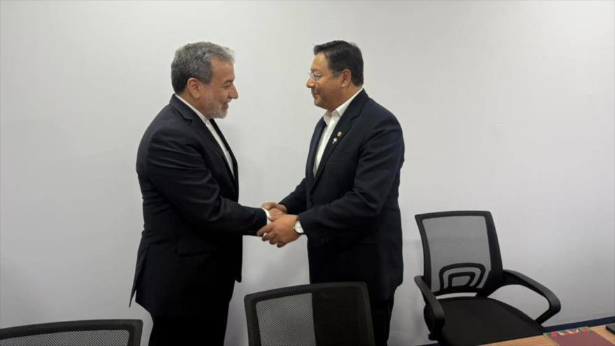 El canciller iraní, Seyed Abás Araqchi (decha.) y el presidente de Bolivia, Luis Arce, al margen de BRICS, 7 de julio de 2025.
