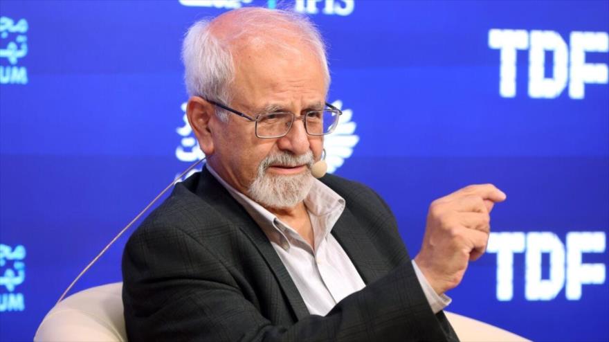 El asesor del ministro de Asuntos Exteriores, Mohamad Kazem Sayadpur, habla durante un seminario, 8 de julio de 2025.