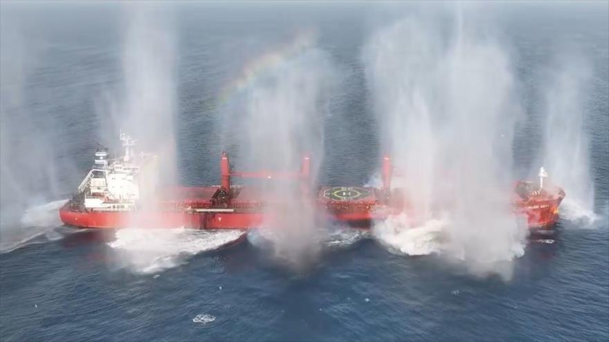 El barco israelí Magic Seas, atacado por las fuerzas yemeníes, se está hundiendo, 6 de julio de 2025.