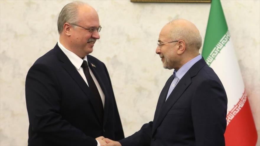 El presidente del Parlamento de Irán, Mohamad Baqer Qalibaf, (dcha.) reunido con Dmitry Kaltsov, embajador de Bielorrusia, Teherán, 9 de julio de 2025. (Foto: Icana)
