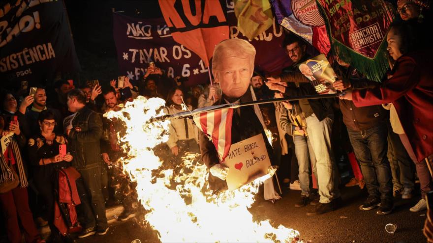 Repudian injerencia de Trump en asuntos de Brasil; queman su muñeco